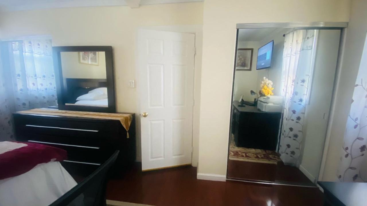 Minutes From Jfk, Beautiful Home With Peaceful, Cosy, Private Room Нью-Йорк Экстерьер фото